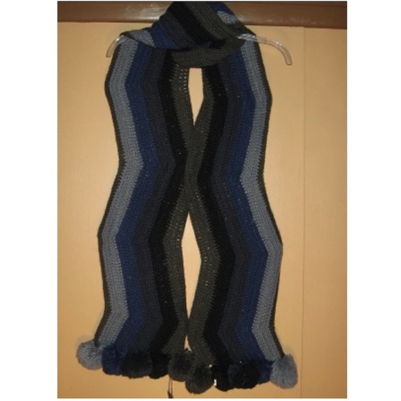 🎄 BCBGMAXAZRIA Crochet Striped Pompom Trim Muffler Elongated Scarf NWT O/S - Picture 6 of 9